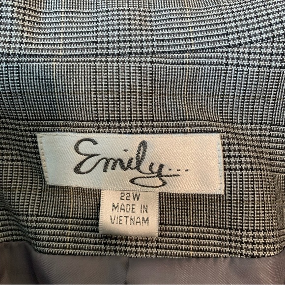 PLUS SIZE Emily 2 piece women’s pant suit. Size 22 - Picture 4 of 6